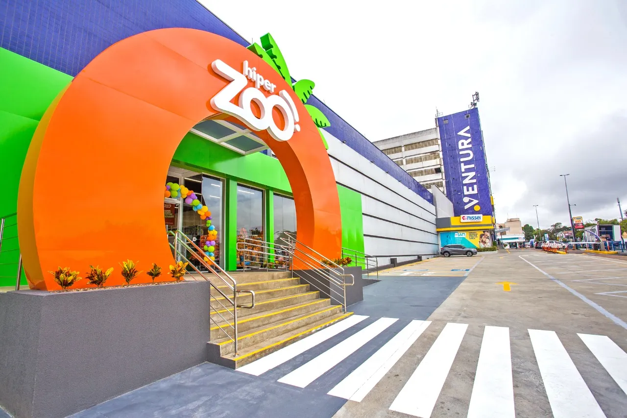 Uma das cinco lojas do Hiperzoo em Curitiba, e a área de acessórios ao fundo.
