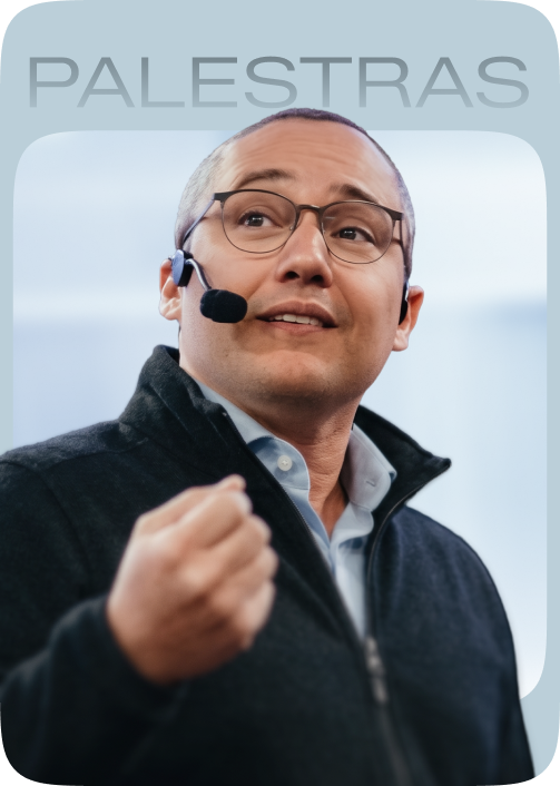 Palestrante da Metta no palco, com microfone headset