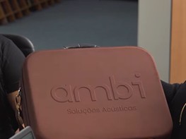A fábrica da Ambi e as placas de madeira para conforto acústico que saem dela.